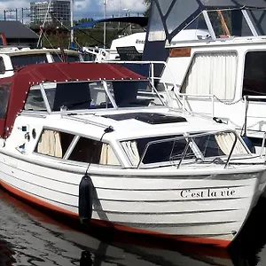 https://motor-yacht-almaz.utrechthotels.net